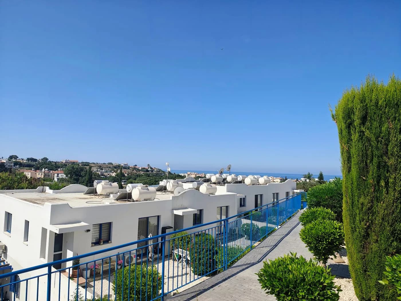 Białe domy na wzgórzu nad Pafos z widokiem na miasto i Morze Śródziemne